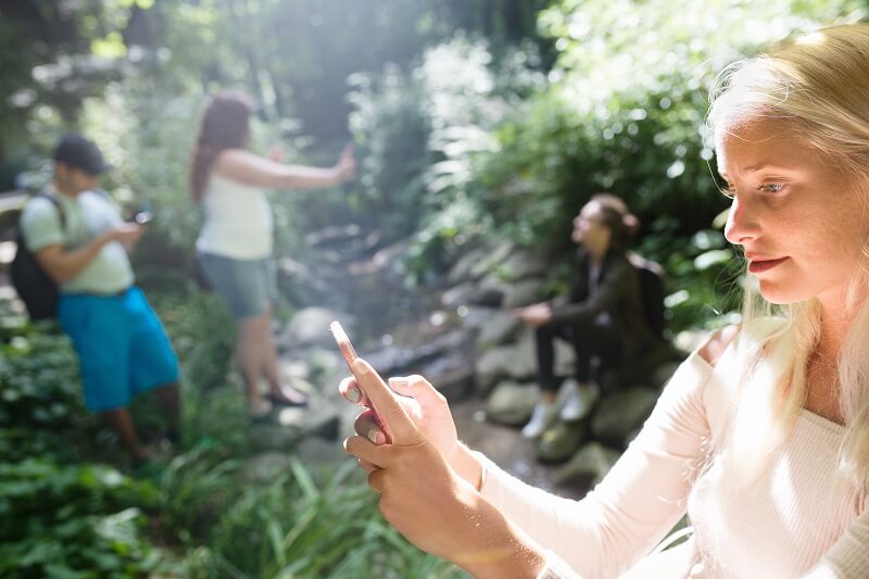 Pessoas jogando Pokémon GO em um parque